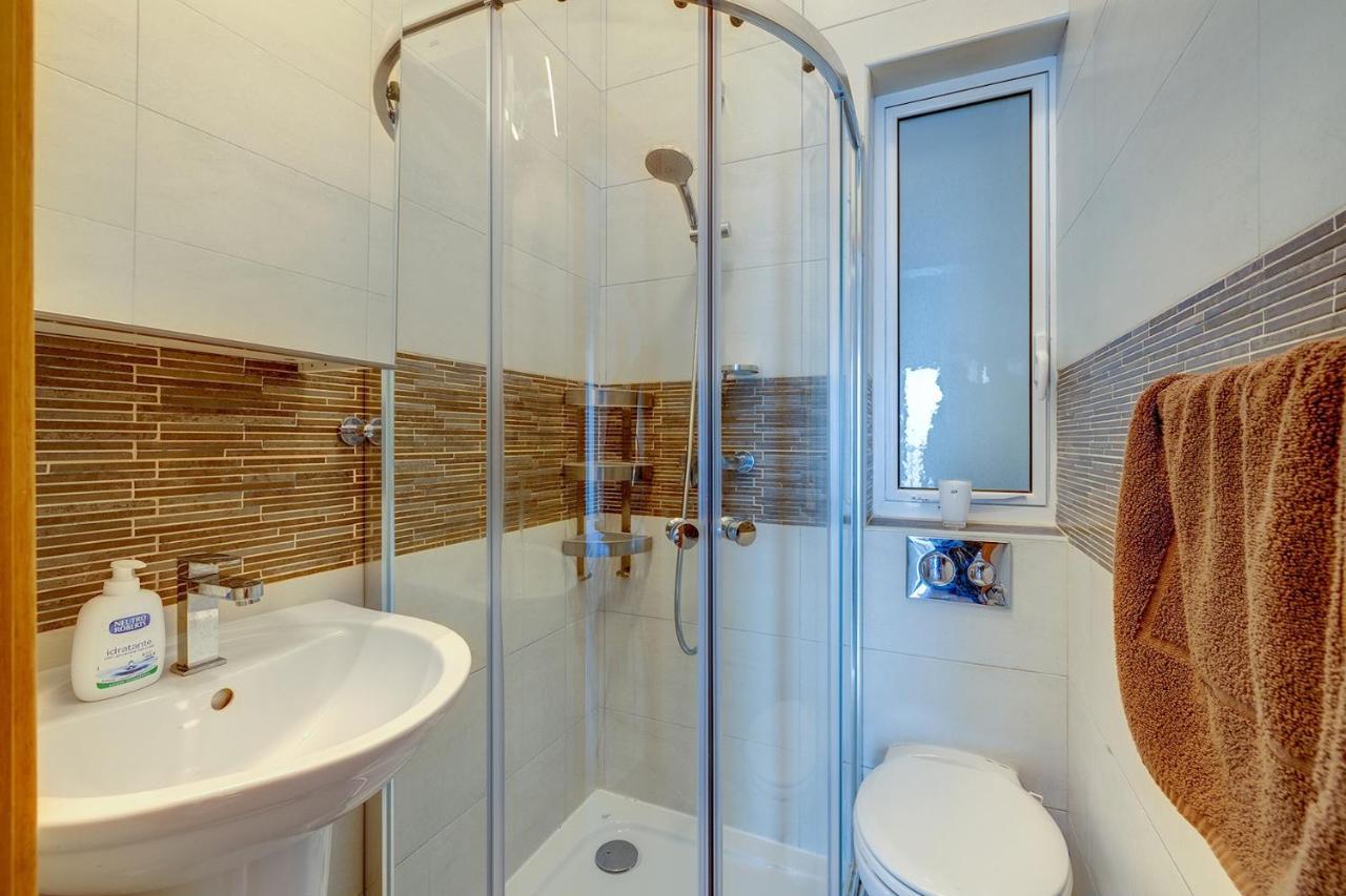 Prime Location Apartment With Side Seaviews Слима Экстерьер фото